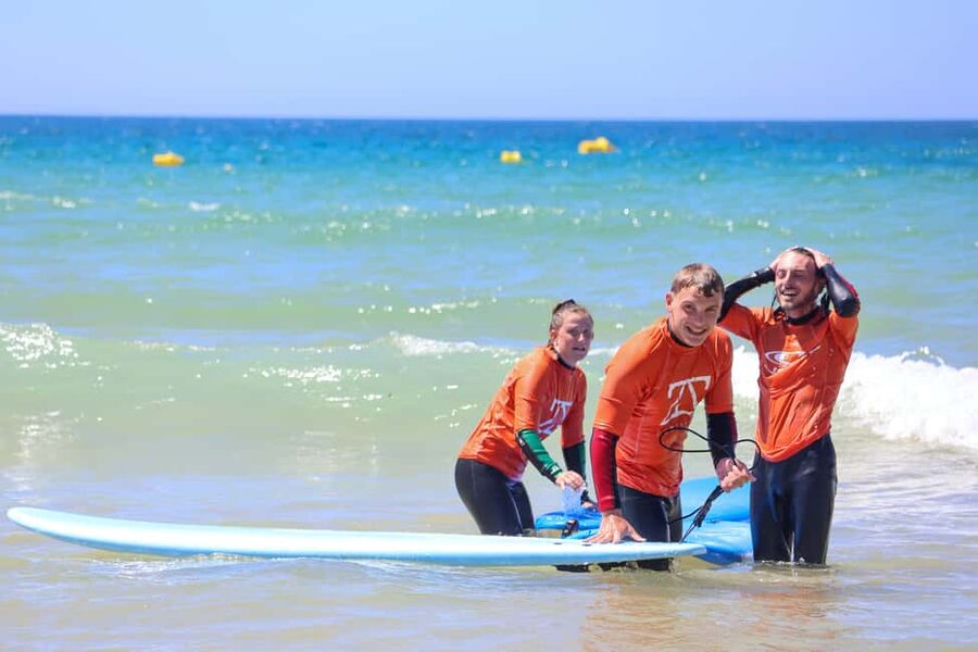 Albufeira: Beginner Surf Lesson - Instructors in multiple languages: learning without the language barrier