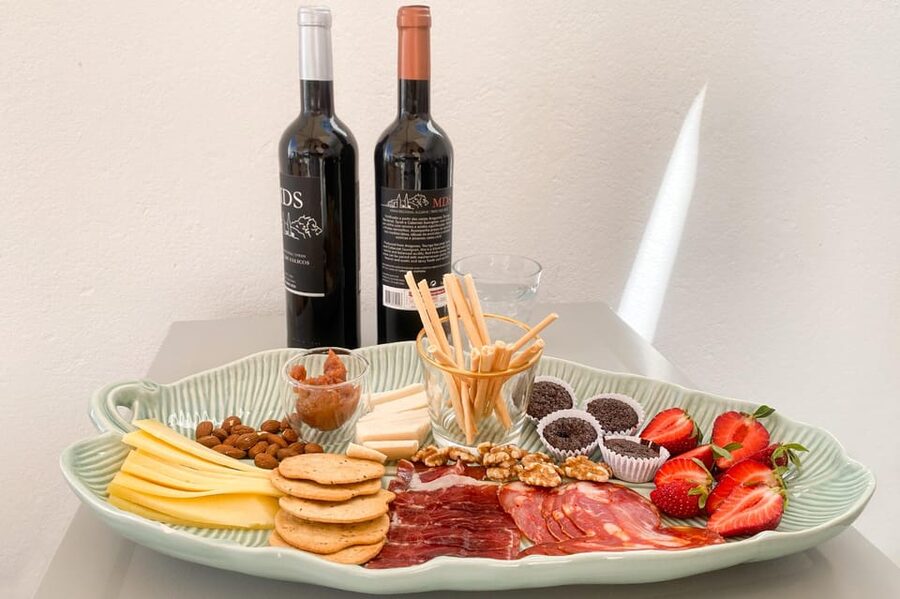 Albufeira/Porches/Vilamoura: Wine Tasting with Tapas & Music - Tapas Pairings: Fresh Food That’s Meant to Match the Glass