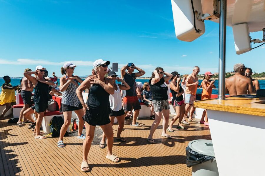 Albufeira: Sightseeing Cruise with Beach BBQ and Open Bar - Snorkeling, paddle boards, and games: the included gear you should use