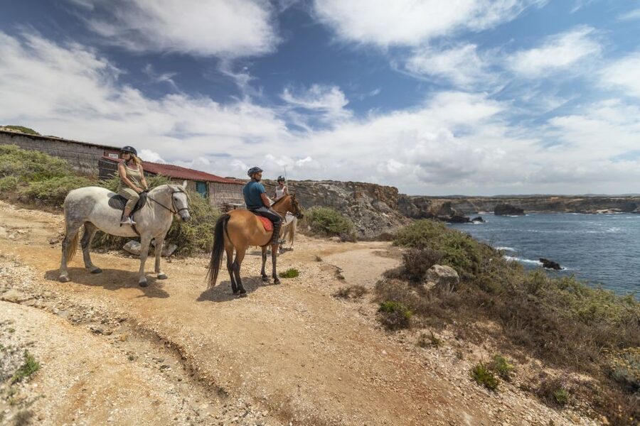 Algarve: 1-Hour Carrapateira Horseback Riding Tour - Guides, photo help, and why a private group matters