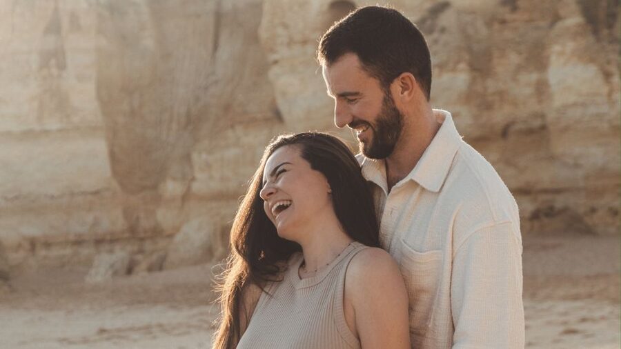 Algarve: Photoshoot for couple, family, portrait - Outfits that photograph well in Portugal (and why Maria recommends those tones)
