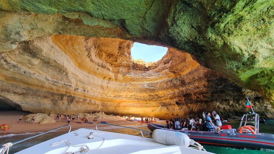 Benagil: Passeio 2 horas de Barco a Gruta de Benagil - Guide quality and onboard atmosphere with Portuguese and English