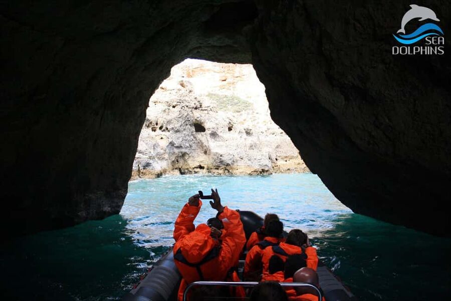 Caves & Dolphins - Combined Trip - The boat ride experience: small group comfort and crew teamwork