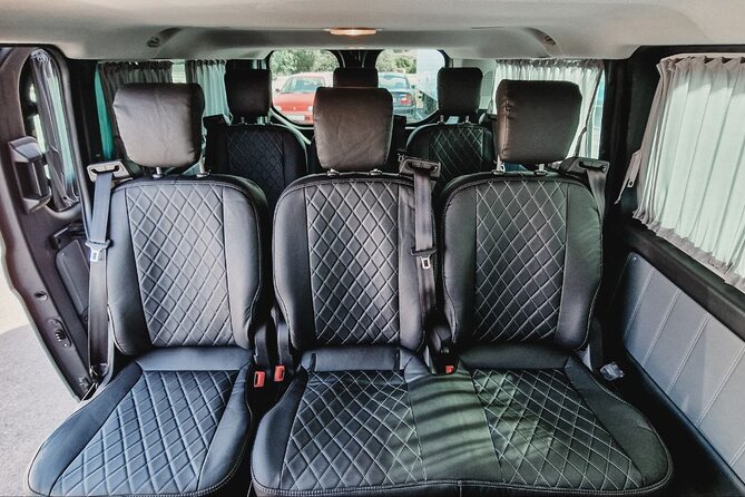 Faro airport private transfers (Minibuses 8 seats) - Finding Your Chauffeur at Faro: Named Sign and Real Waiting Time
