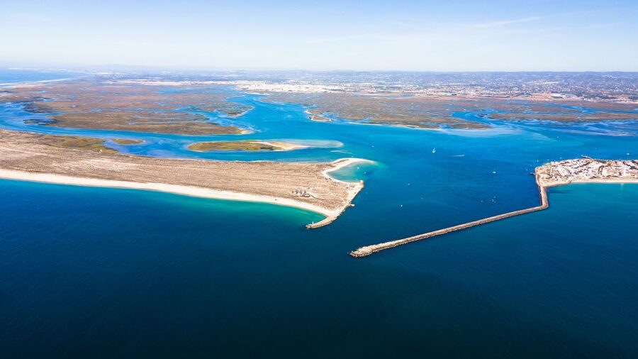 From Faro: Catamaran Boat Trip to Deserta Island with Stop - Restaurante Estaminé: lunch on the island (and what to expect)