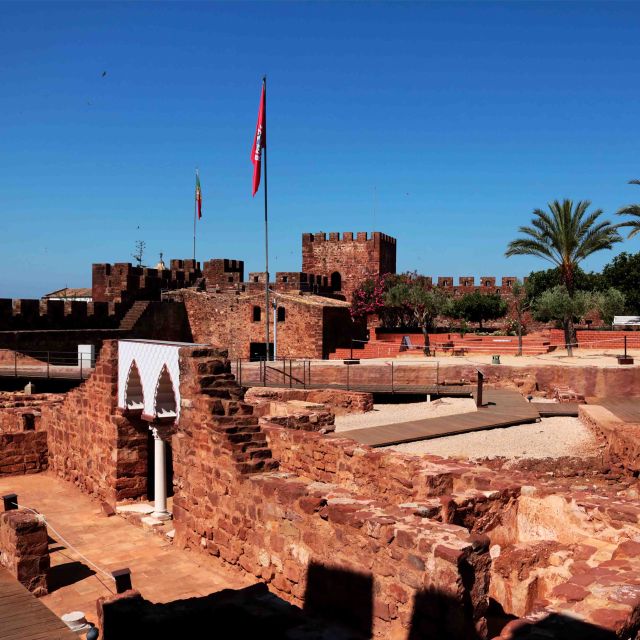 Guided visit to Silves the islamic capital of the Algarve - Streets inside the walls: how styles change as you go up