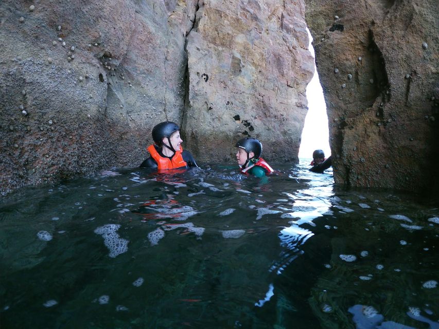 Kids Version - Coasteering with snorkeling: Algarve - Rock jumps from 1 to 6 meters: how the guide keeps it fun