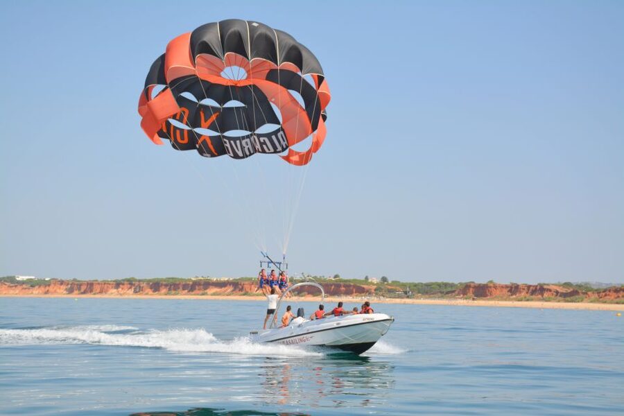 Parasailing Vilamoura - From check-in to lift-off: the hour that builds the buzz