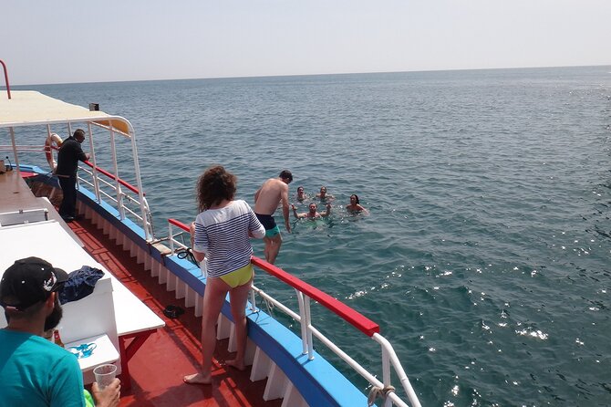 Ponta da Piedade Costal cruise and Caves-2h - The Boat Plan: How a Smaller Boat Helps