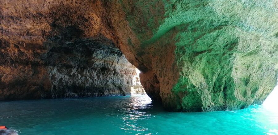 Portimão: Benagil Sea Caves Speedboat Adventure Tour - Meeting at Portimão: Finding Atlantis Tours without stress