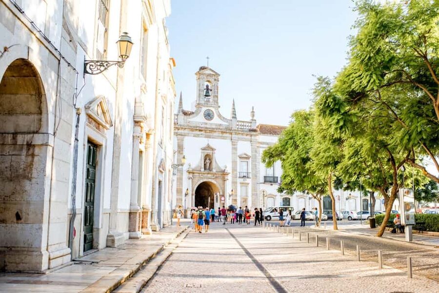 PORTUGUESE WINE TASTING IN THE HEART OF FARO - The wine flight: what you actually learn from tasting multiple regions