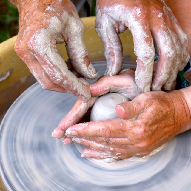 Pottery workshop in the Algarve - The flow of the workshop: simple piece, more complex piece, then decoration