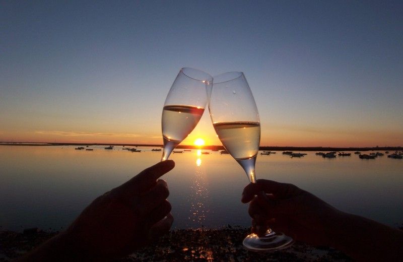 The Colors of Ria Formosa: Sunset Boat Trip in Faro - The onboard vibe: romance, commentary, and sparkling wine