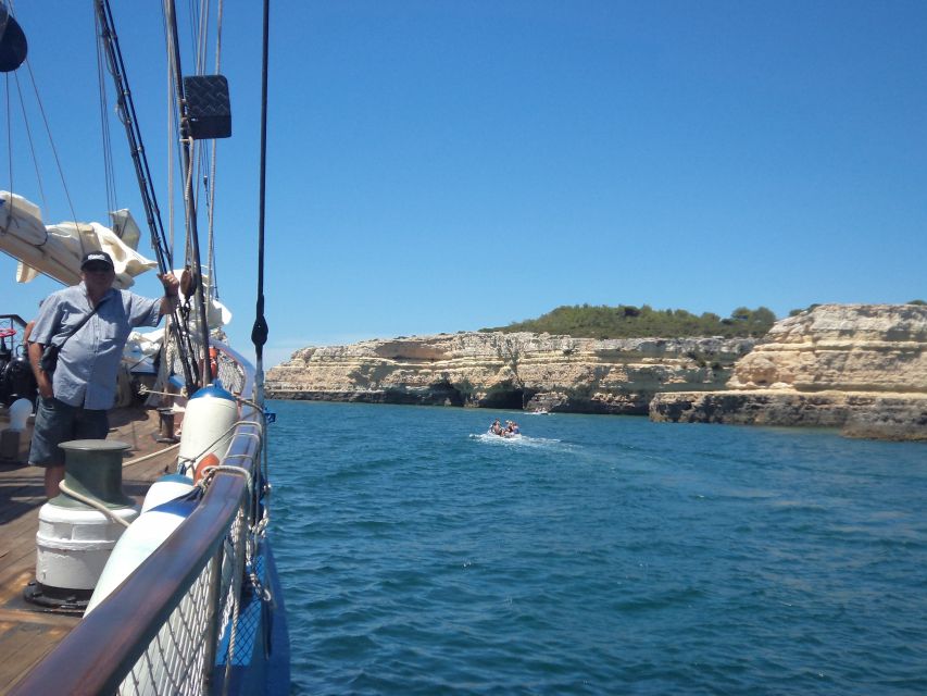 Vilamoura: Algarve Coast 3-Hour Sailing Cruise With Open Bar - Sailing west: Falésia and Olhos d’Agua red-sand scenery